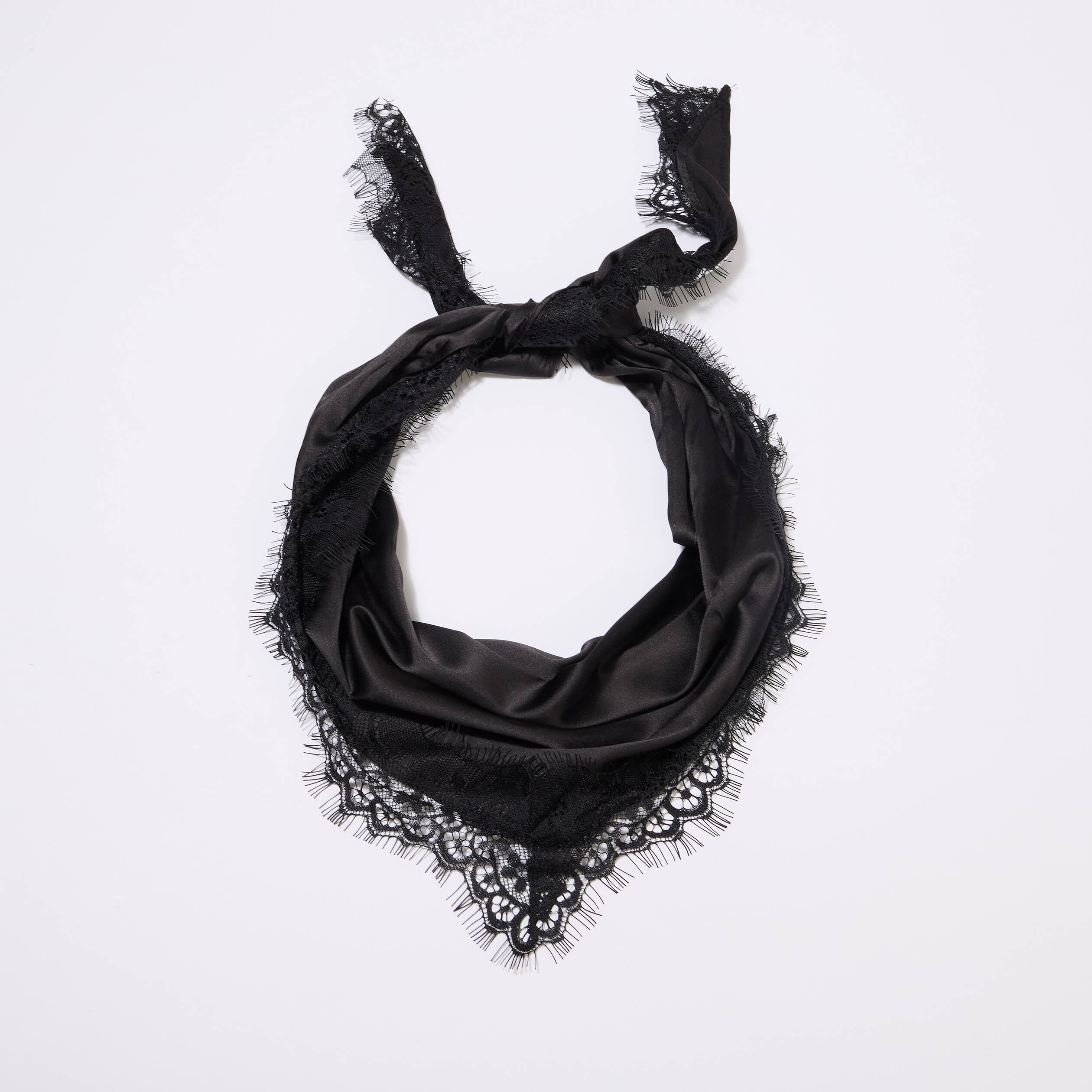 Foulard dentelle effet satin&eacute; noir