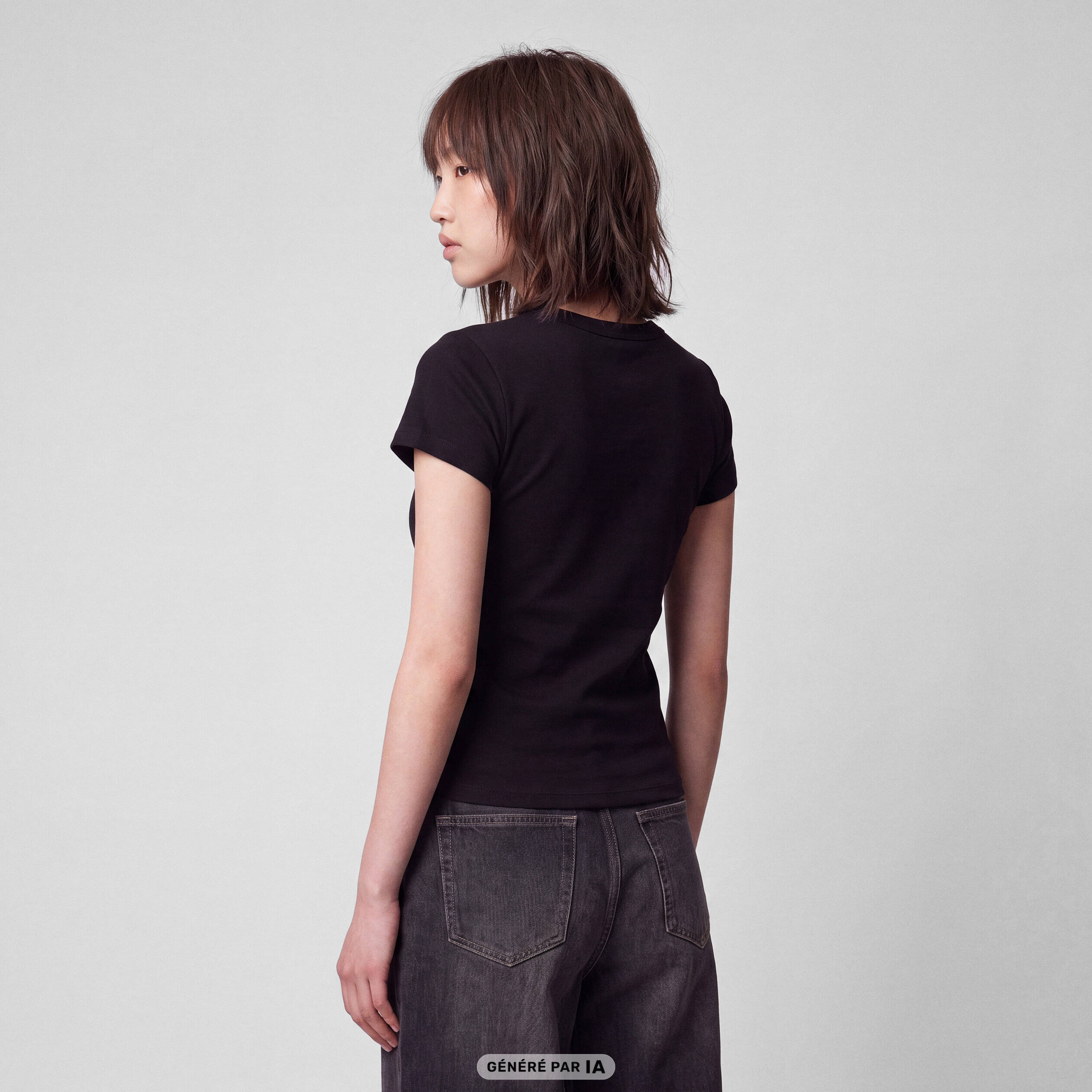 T-shirt ajust&eacute; col rond manches courtes noir