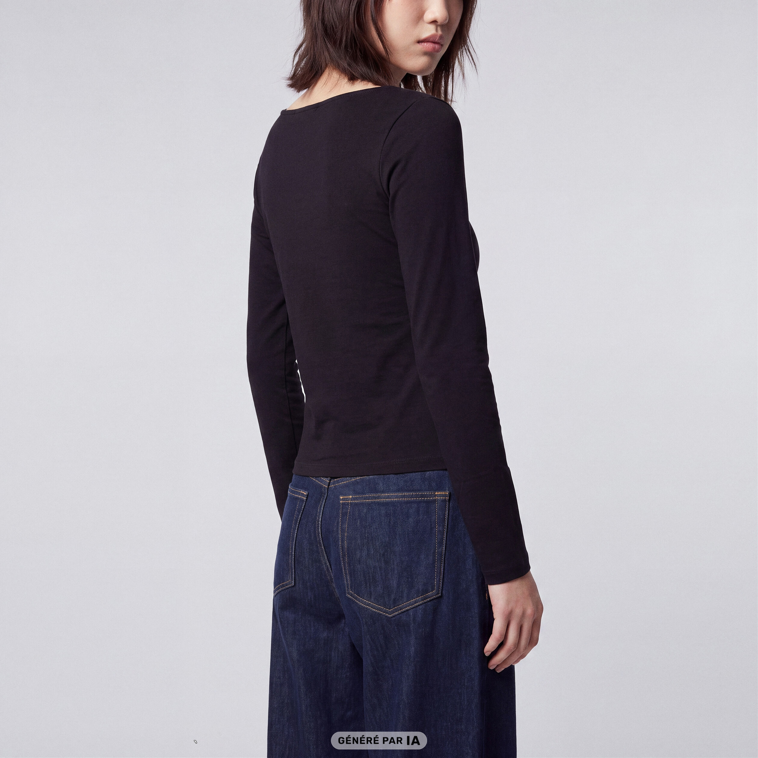 T-shirt ajust&eacute; d&eacute;collet&eacute; manches longues noir