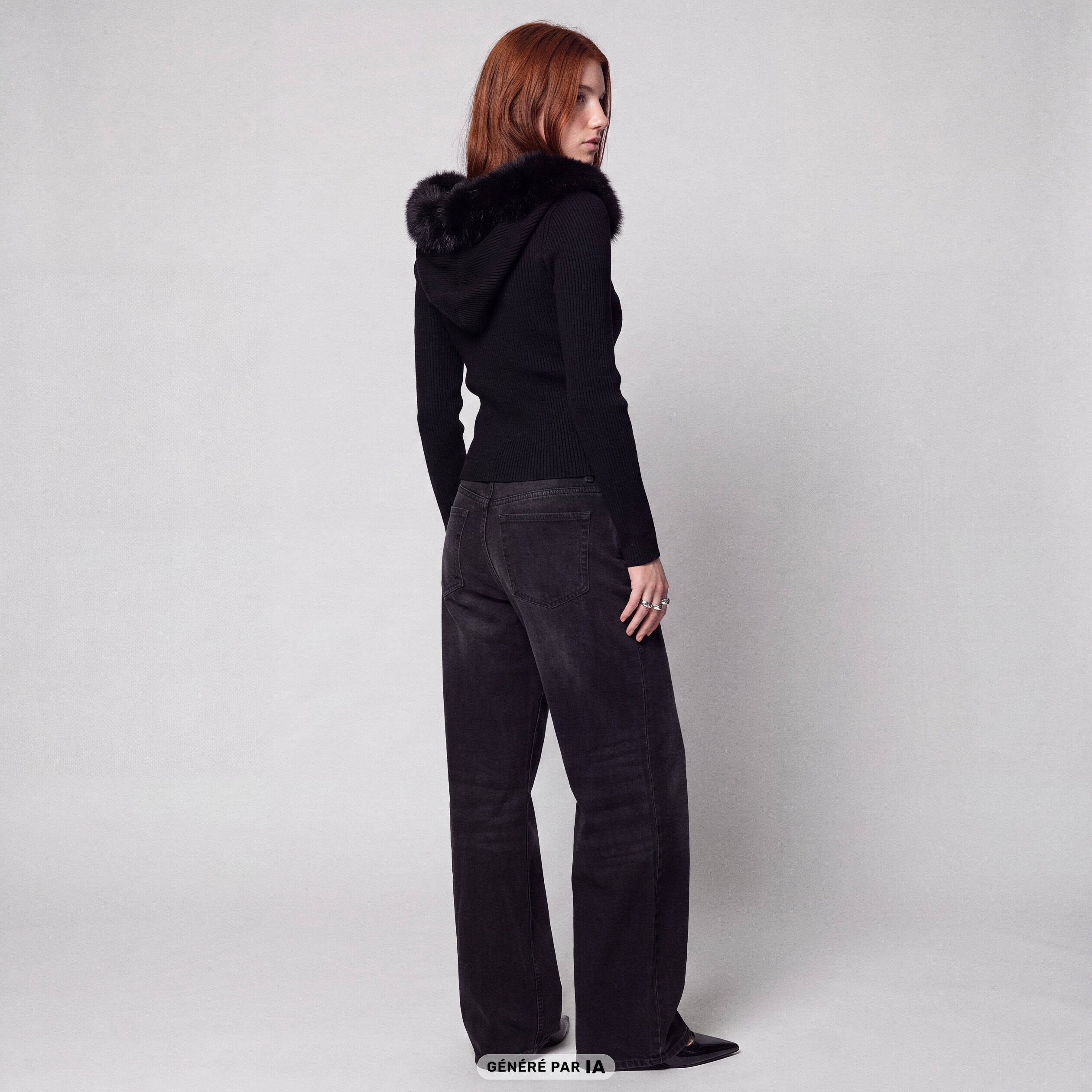 Gilet cintr&eacute; fausse fourrure &agrave; capuche noir