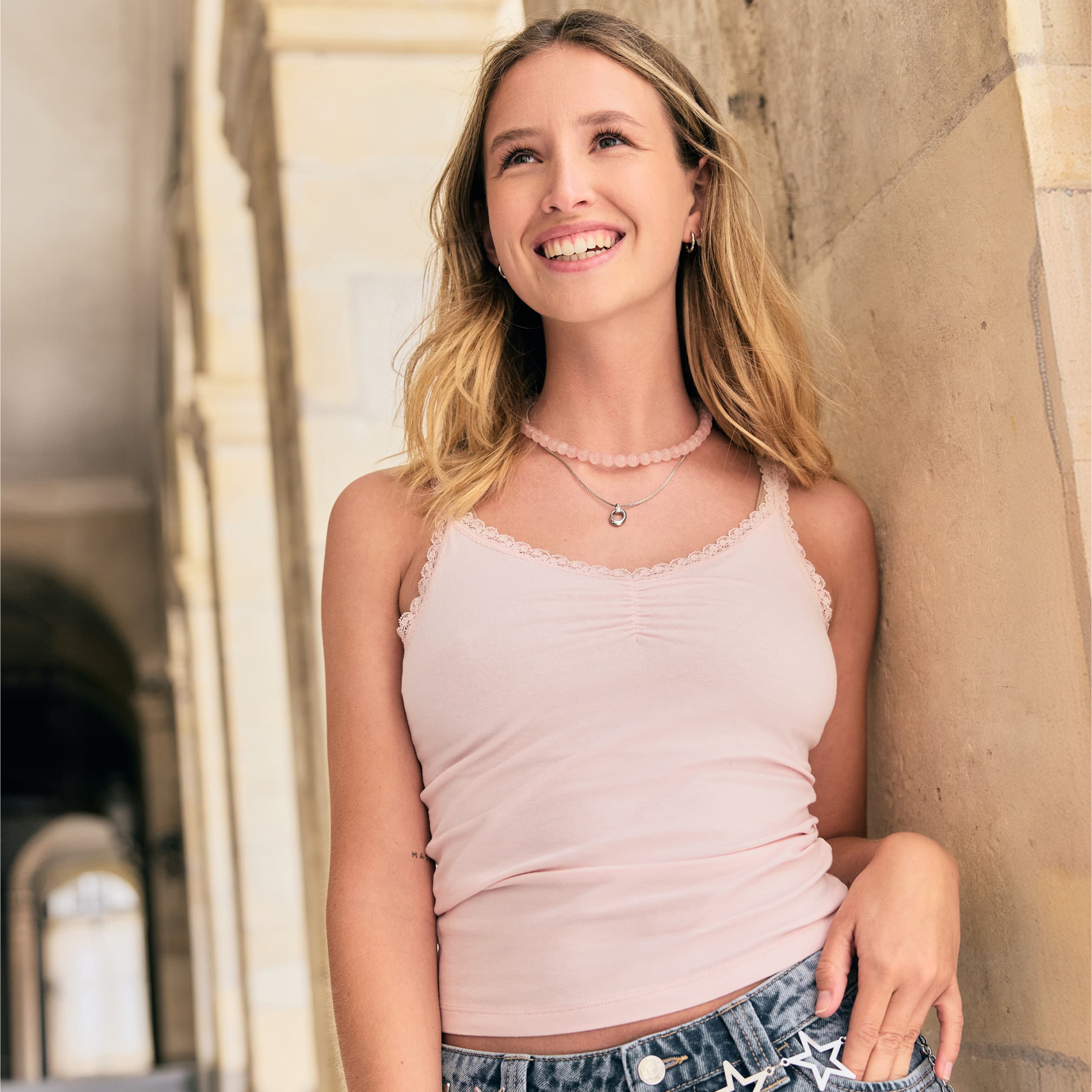 D&eacute;bardeur ajust&eacute; d&eacute;collet&eacute; dentelle rose clair