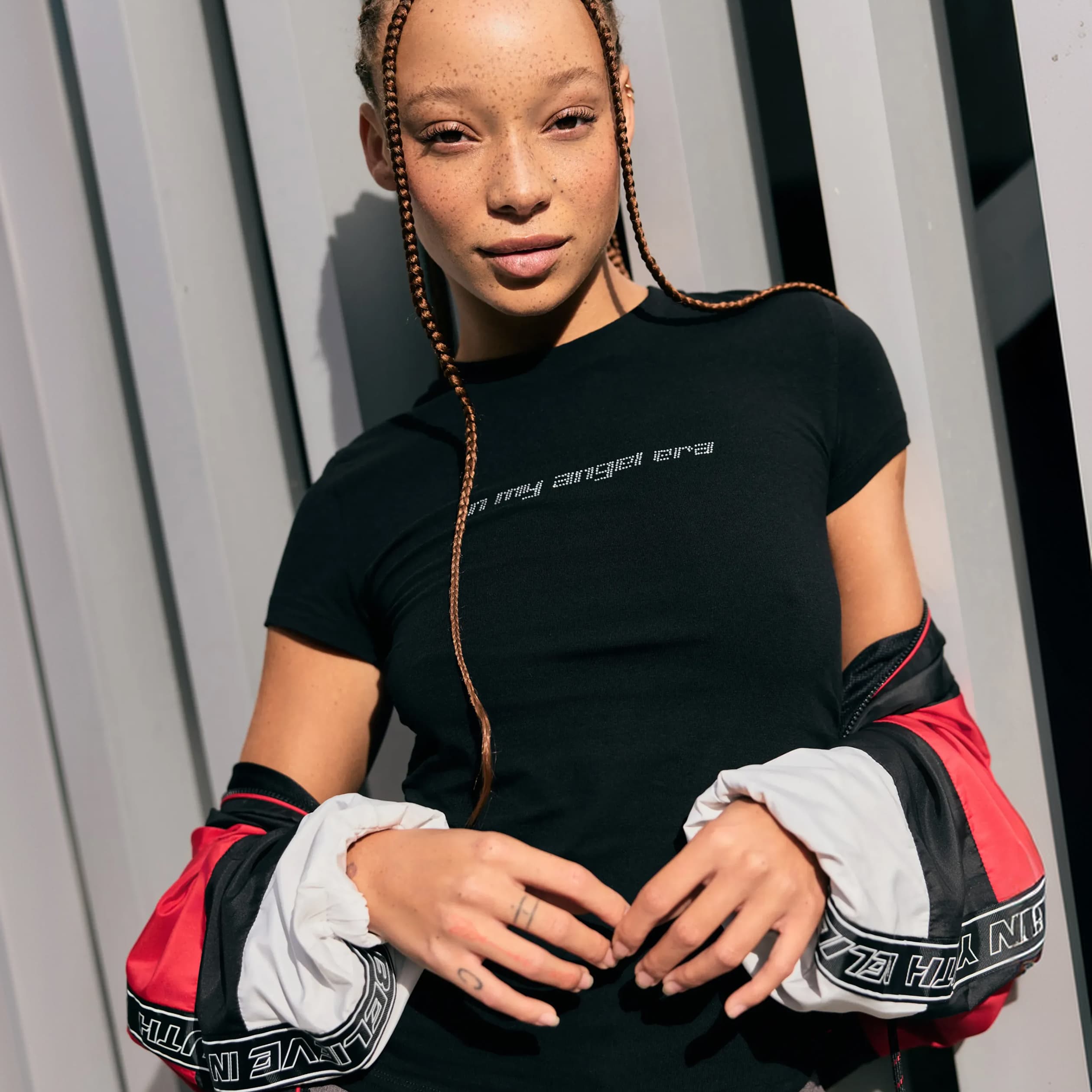 T-shirt cintr&eacute; manches courtes strass noir