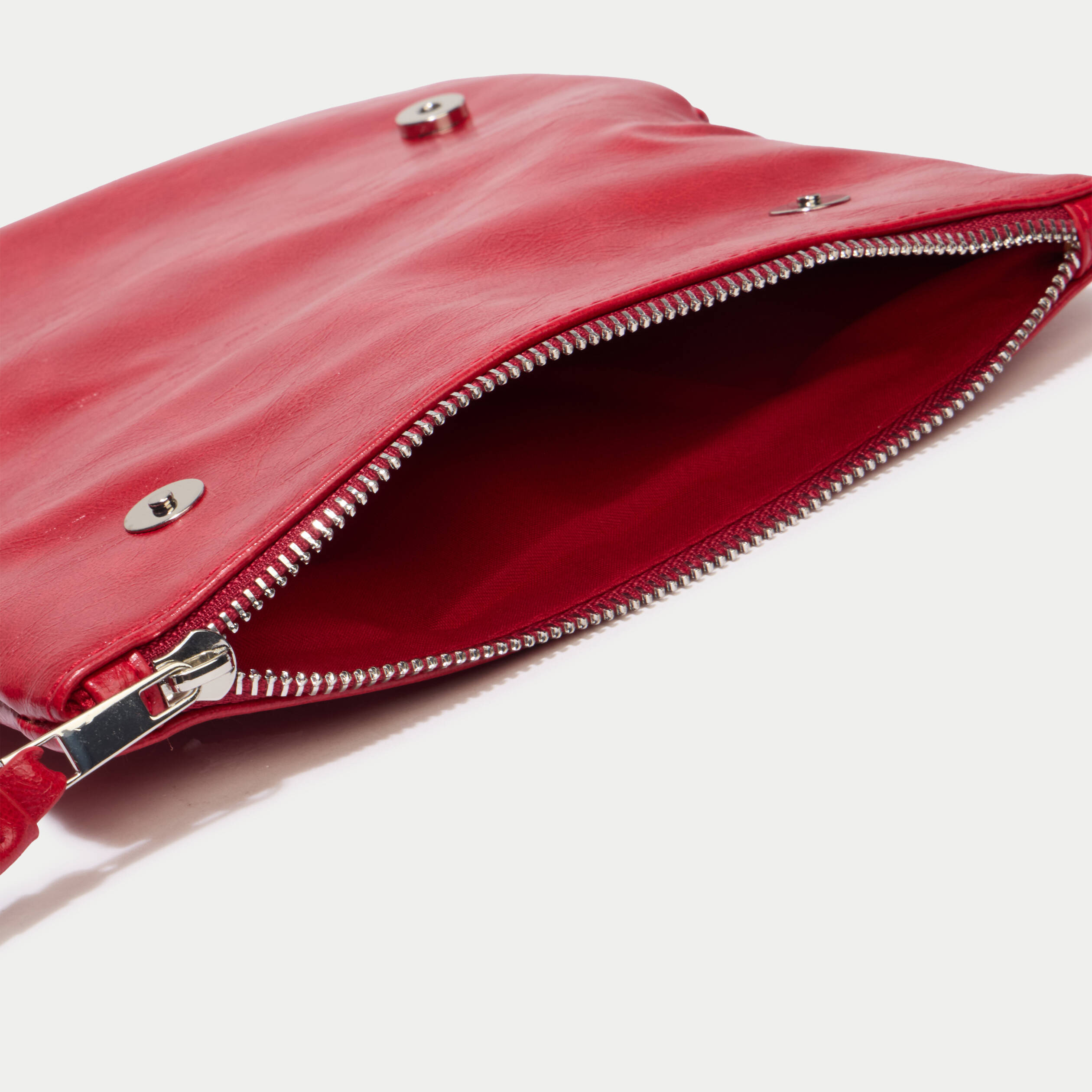 Sac avec cha&icirc;ne rouge ado